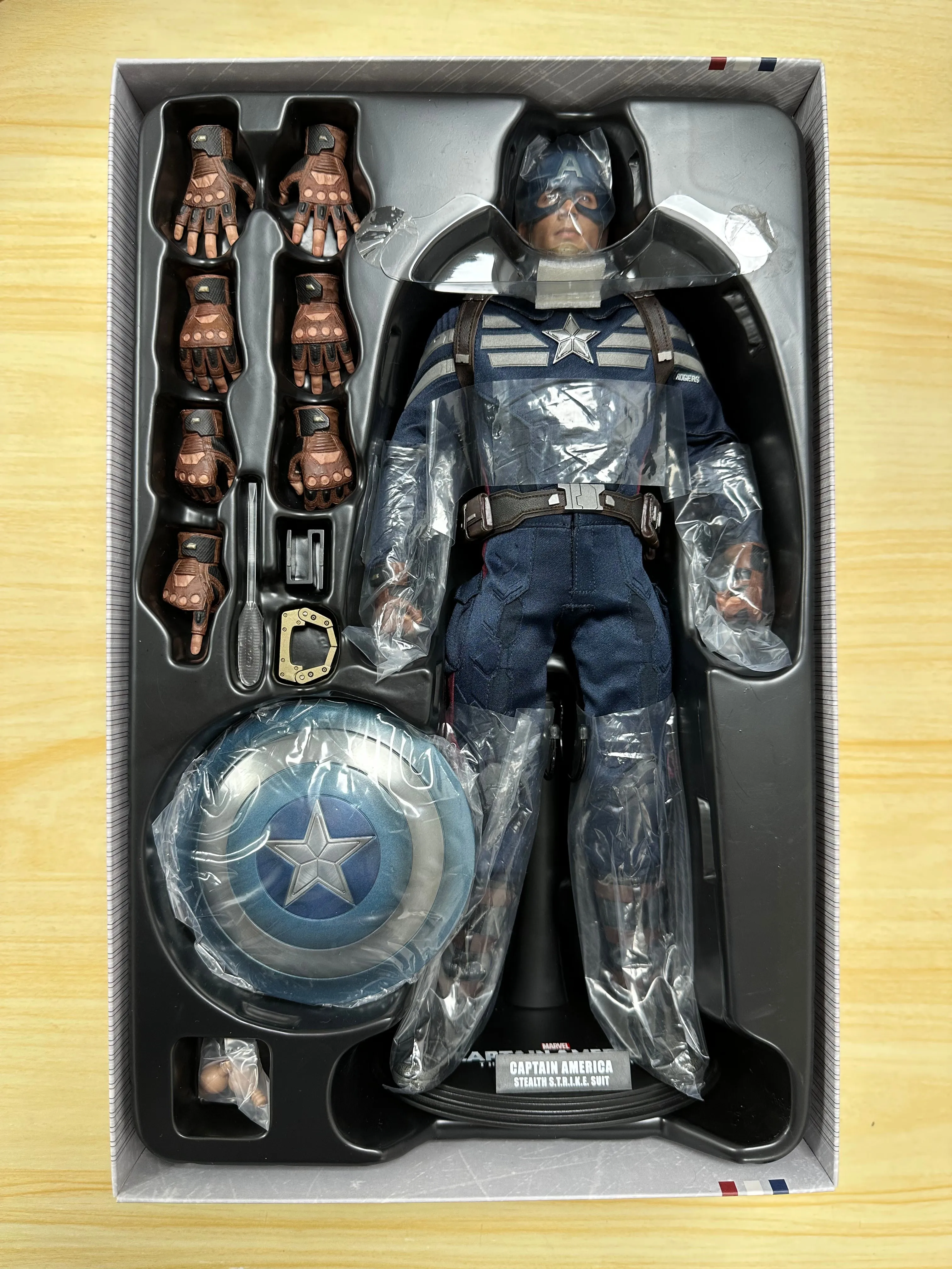 Hottoys Hot Toys 1/6 Scale MMS242 MMS 242 Captain America / The Winter Soldier 2 - Captain America (Stealth S.T.R.I.K.E. Suit Version) Action Figure USED